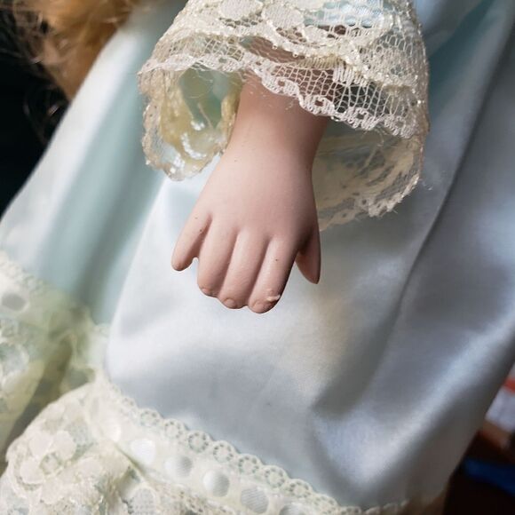 Vintage porcelain doll. - Picture 4 of 12